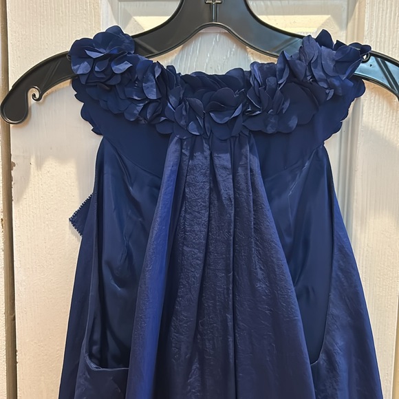 Robbi & Nikki Silk Razorback Top - Picture 4 of 5